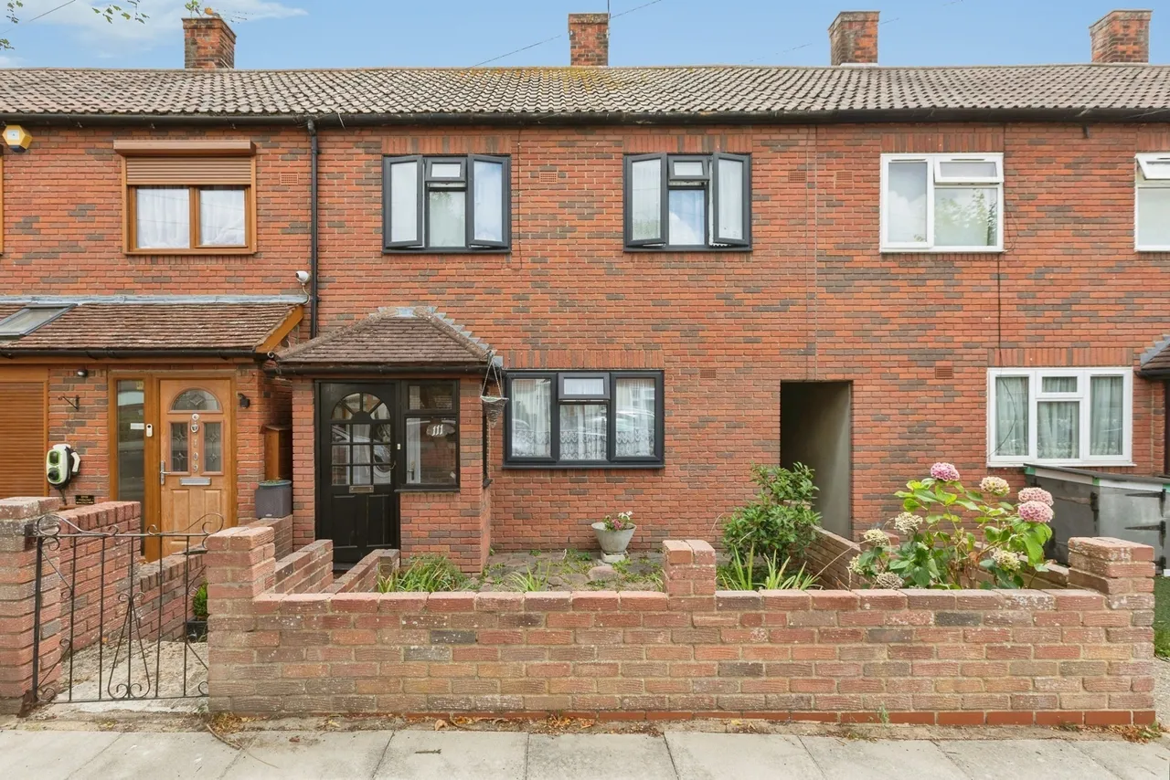 3 bed house for sale — Huntsman Road, Ilford, IG6