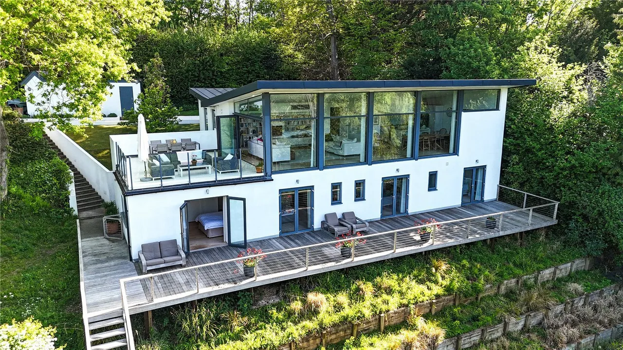 4 bed house for sale, Reigate Road, Betchworth, RH3