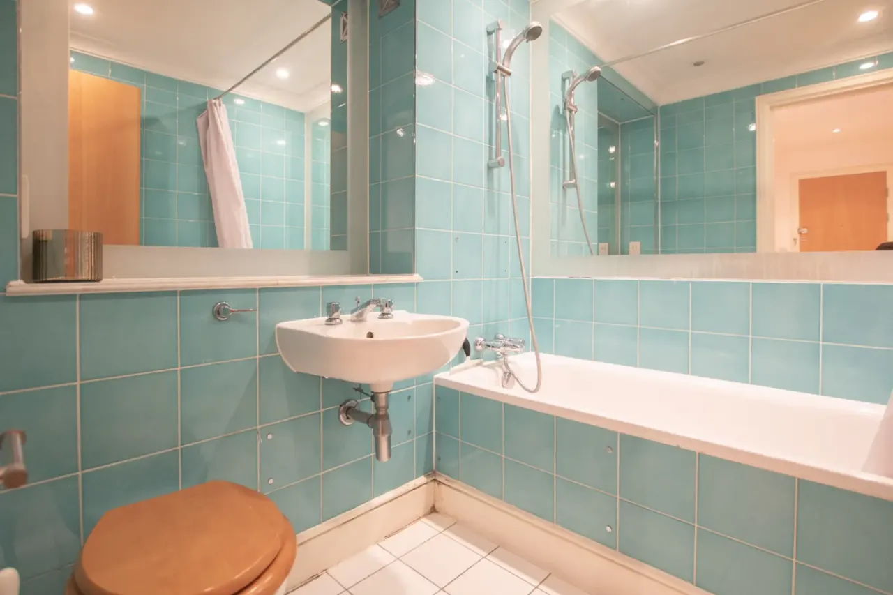 2 bed flat to rent, Star Place, E1W