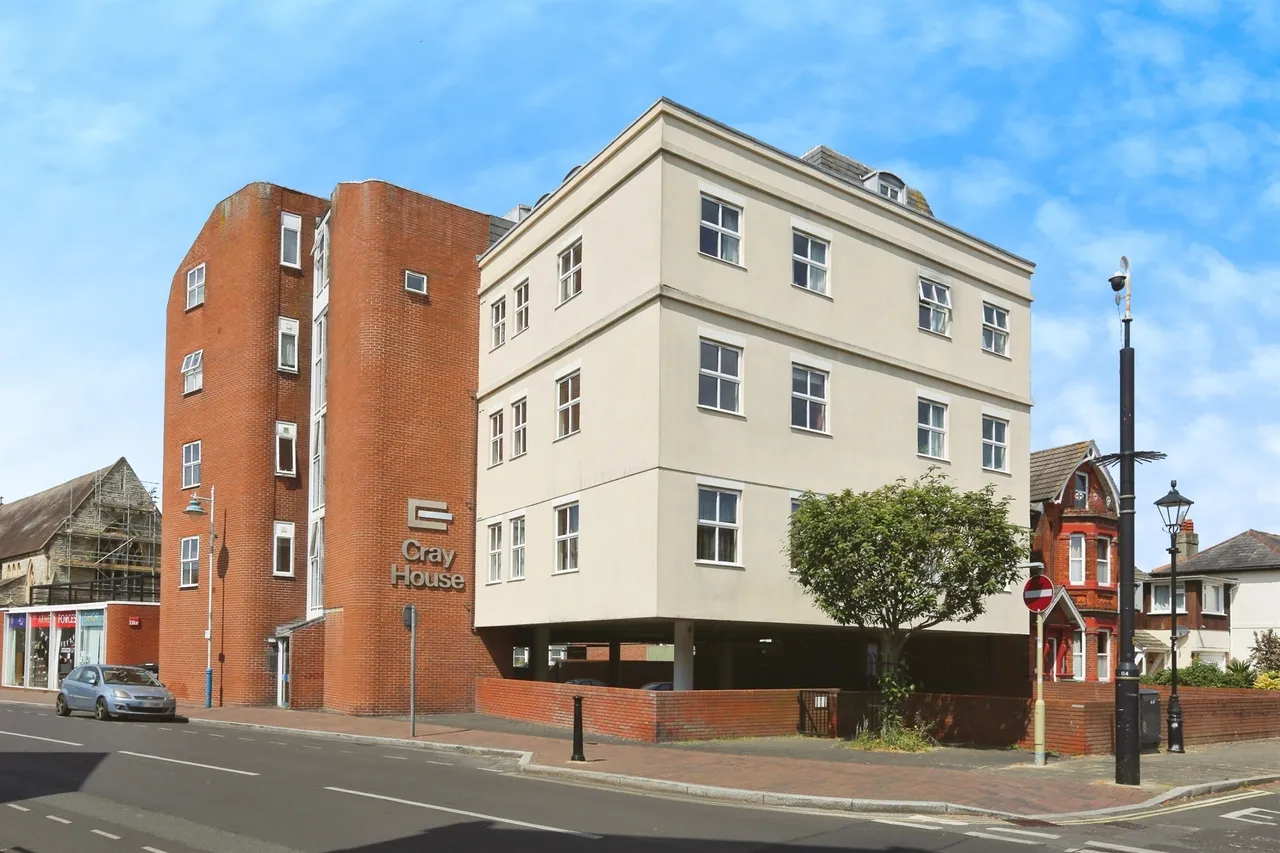 2 bed flat for sale — Stoke Road, Gosport
