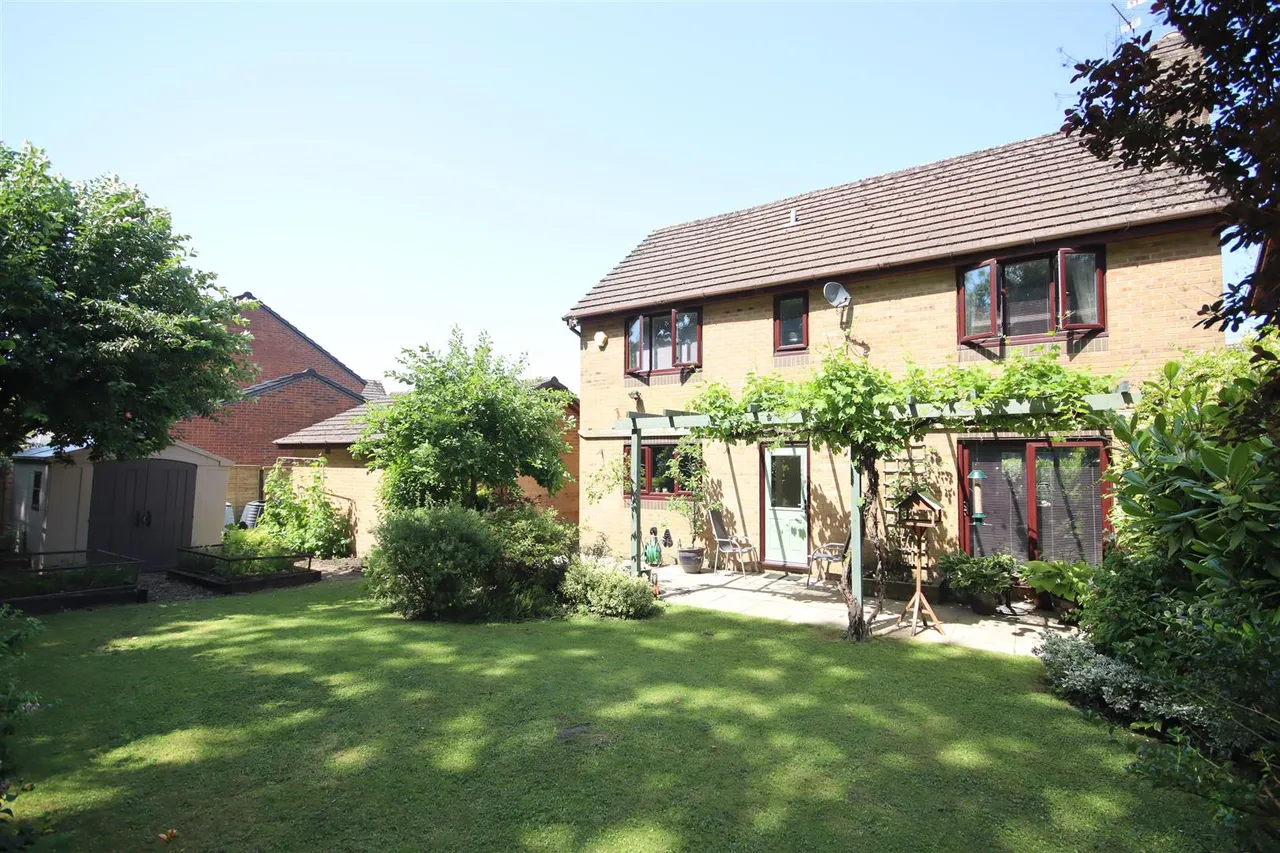 Tavinor Drive, Chippenham, photo 2