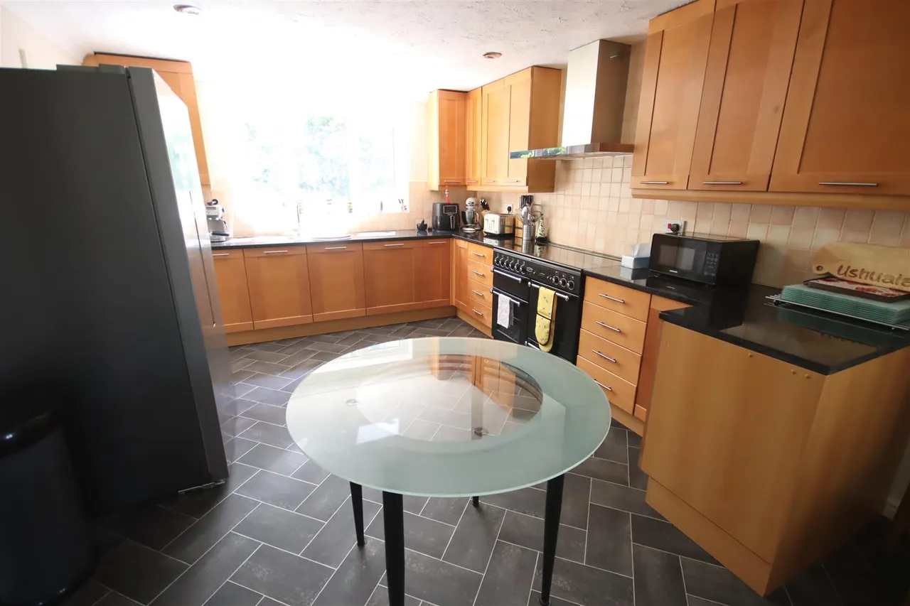 Tavinor Drive, Chippenham, photo 5