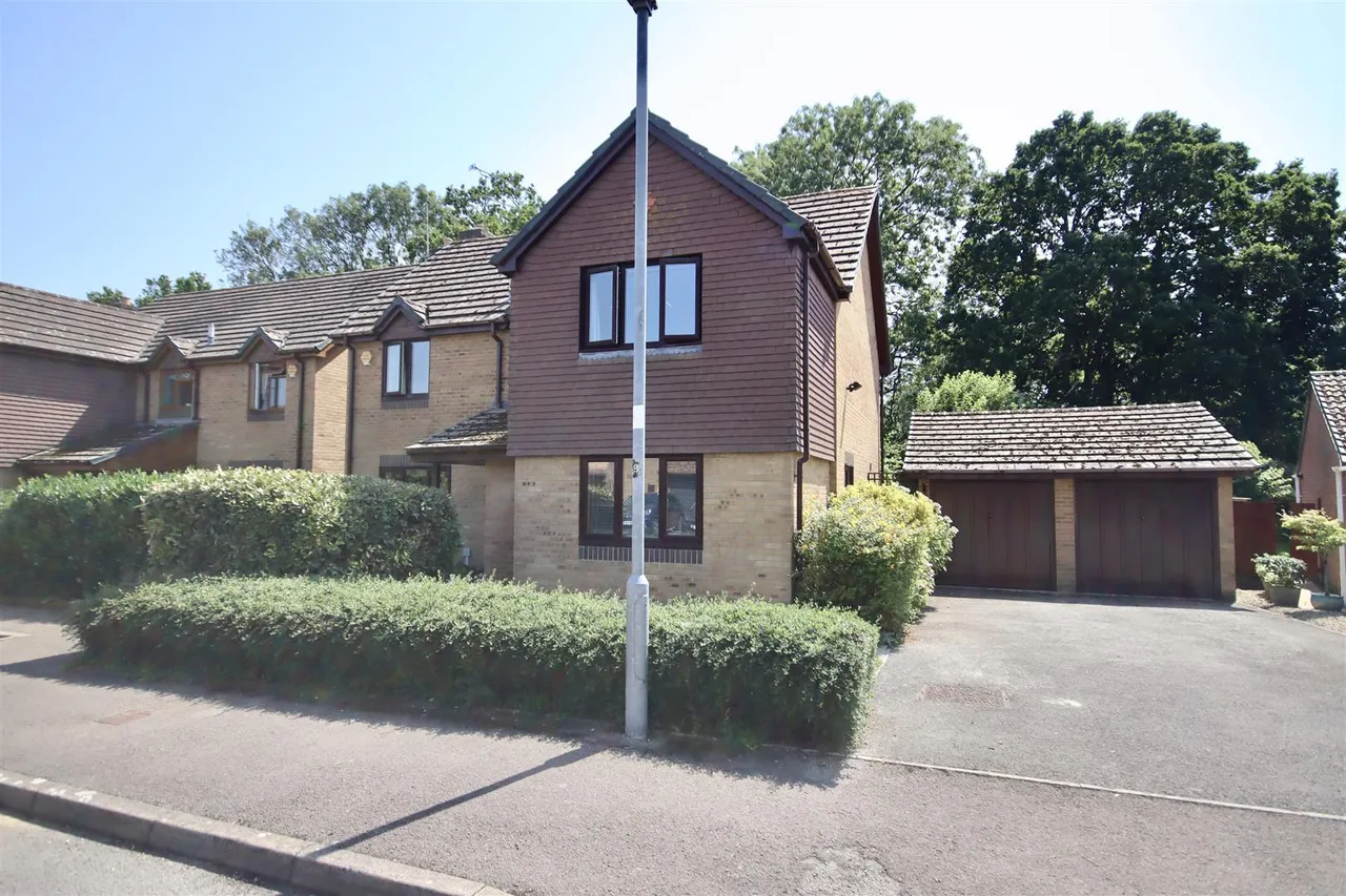 Tavinor Drive, Chippenham, photo 18