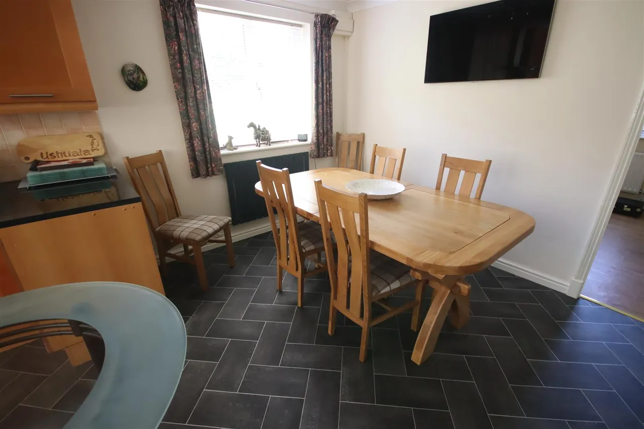 Tavinor Drive, Chippenham, photo 7
