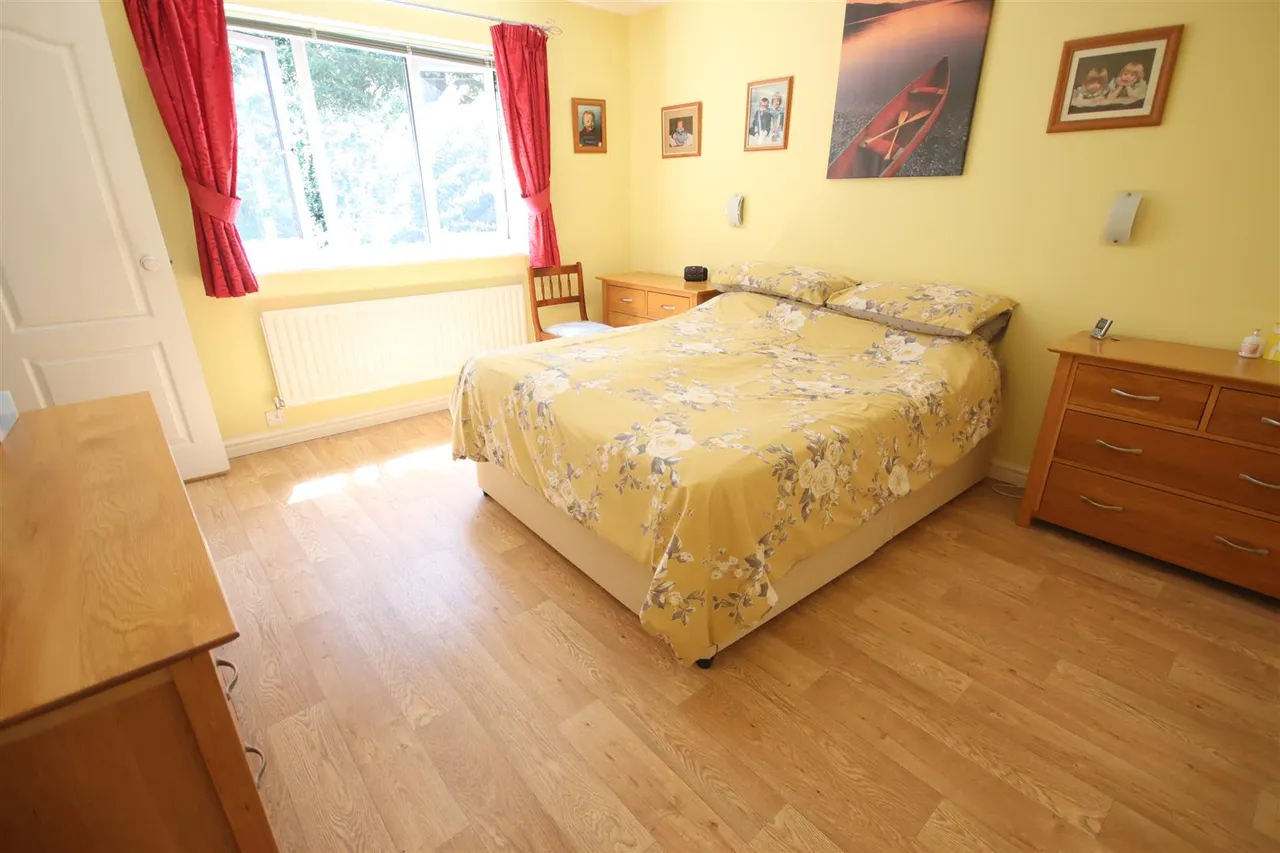 Tavinor Drive, Chippenham, photo 11