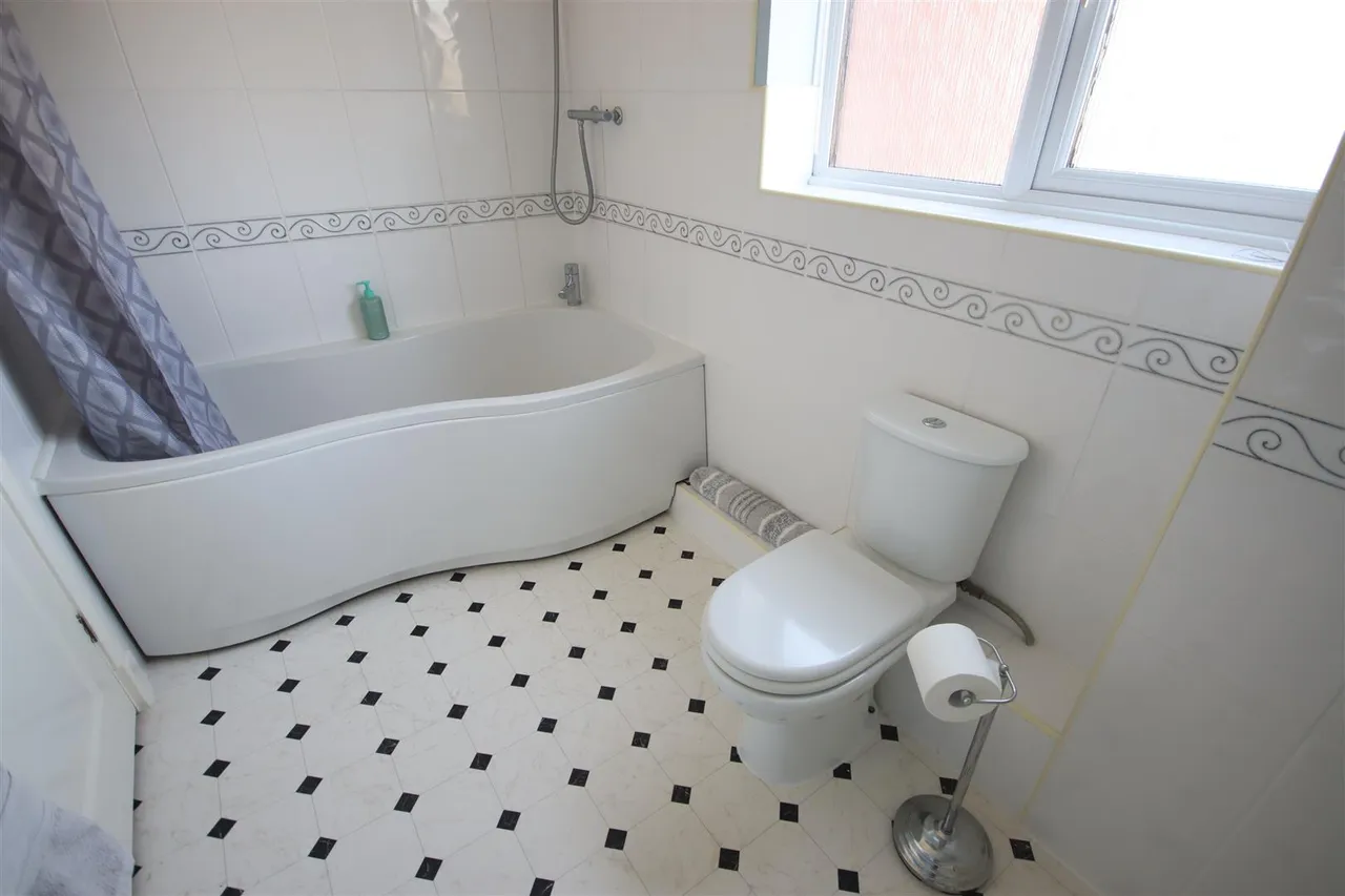 Tavinor Drive, Chippenham, photo 16