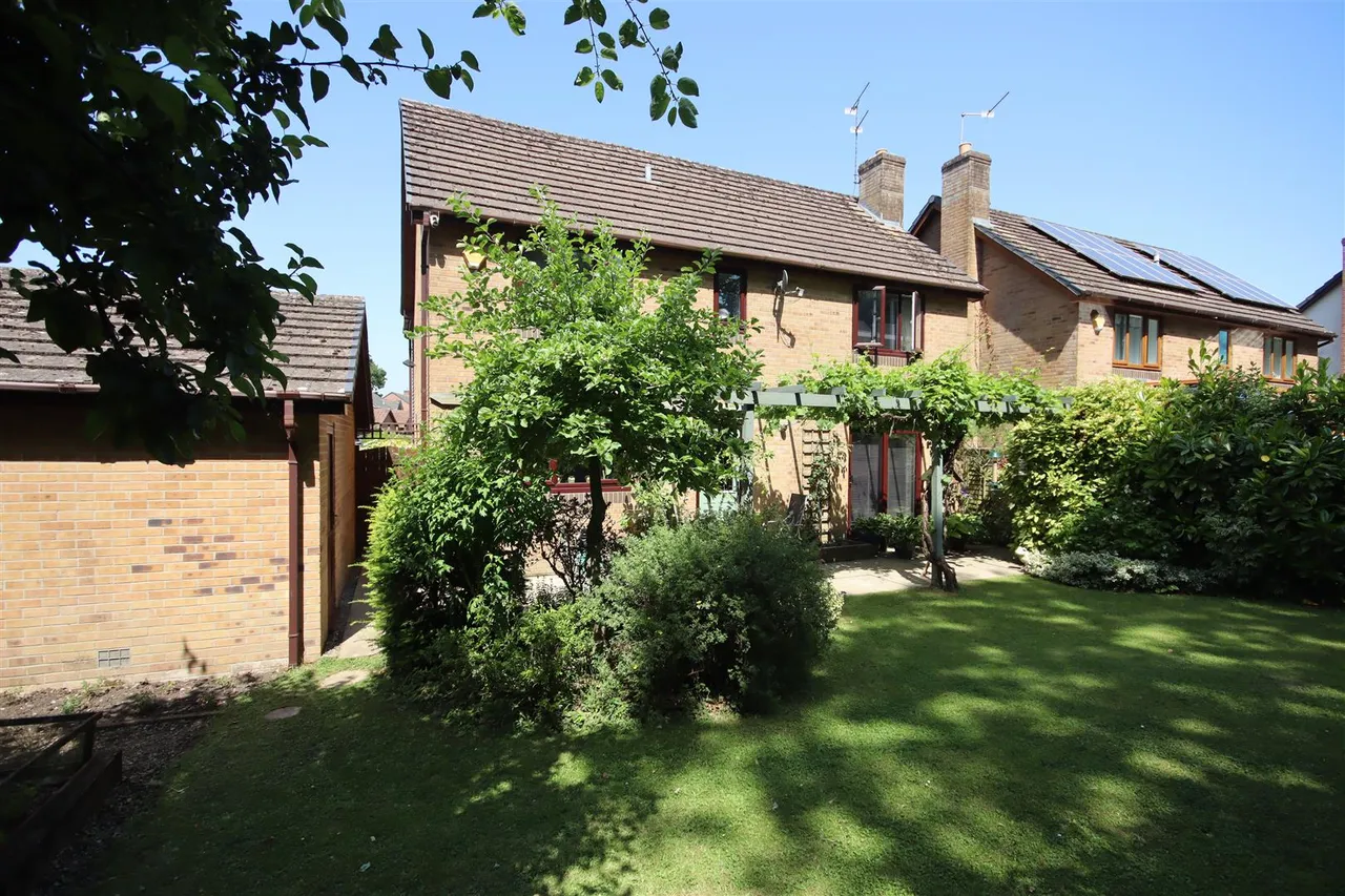 Tavinor Drive, Chippenham, photo 20