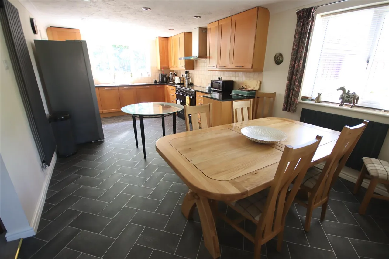 Tavinor Drive, Chippenham, photo 4