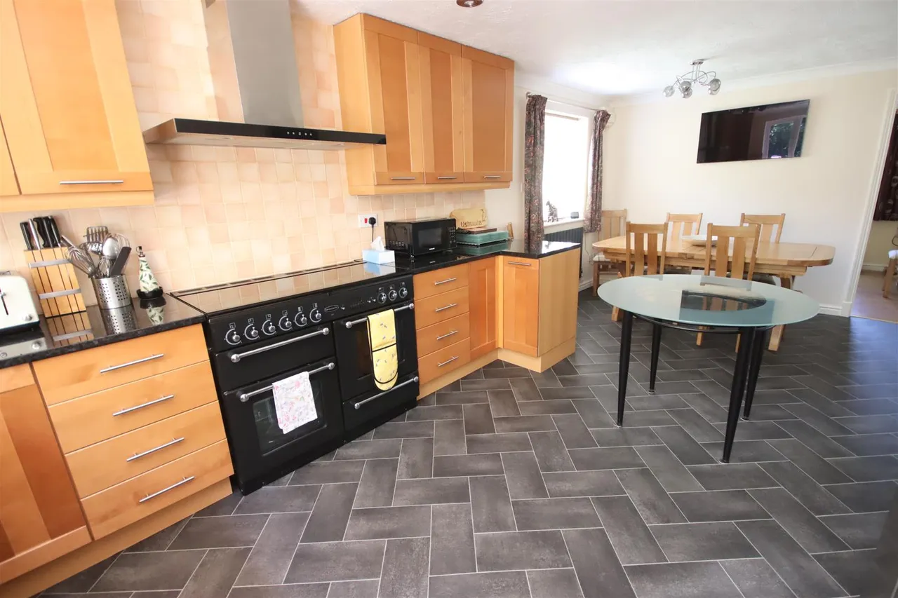 Tavinor Drive, Chippenham, photo 6