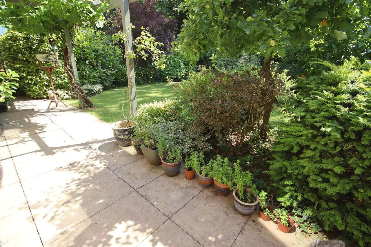 Tavinor Drive, Chippenham, photo 22
