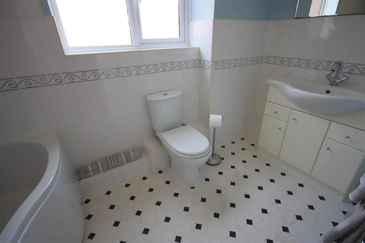 Tavinor Drive, Chippenham, photo 17
