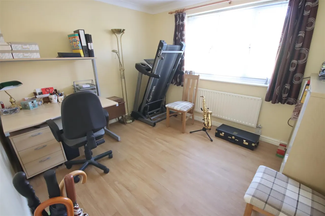 Tavinor Drive, Chippenham, photo 9