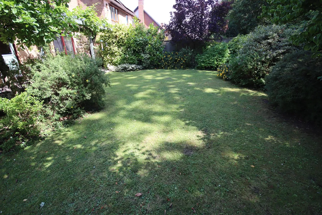Tavinor Drive, Chippenham, photo 23