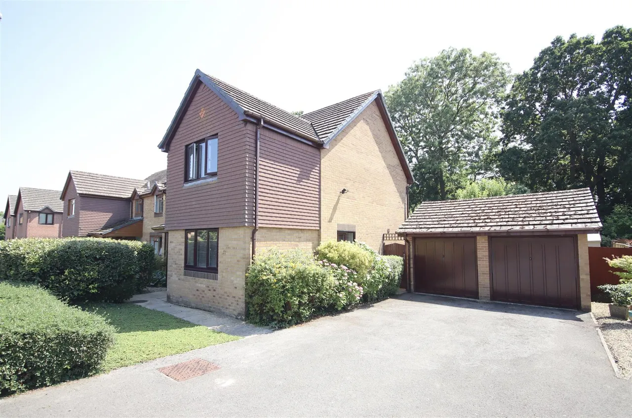4 bed house for sale, Tavinor Drive, Chippenham