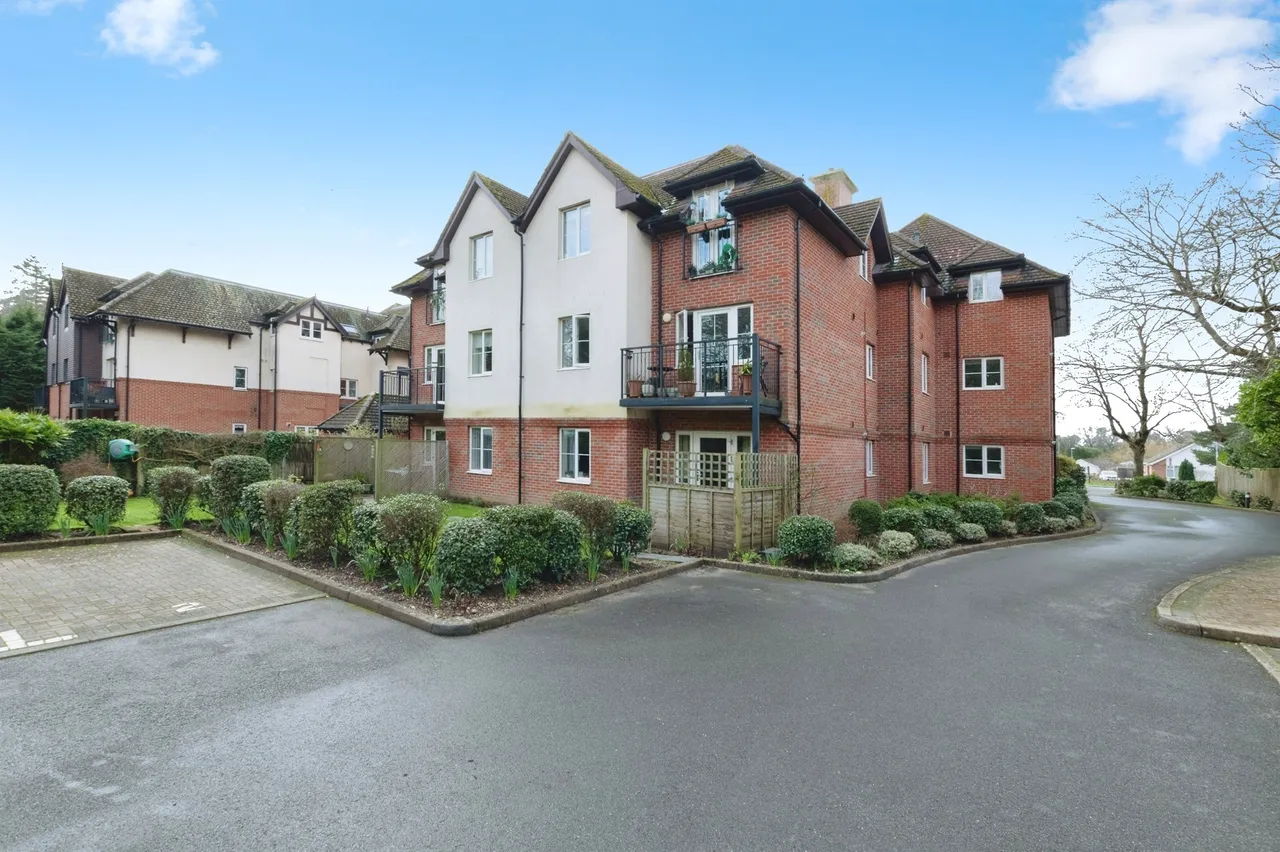 2 bed flat for sale — Station Road, West Moors, Ferndown