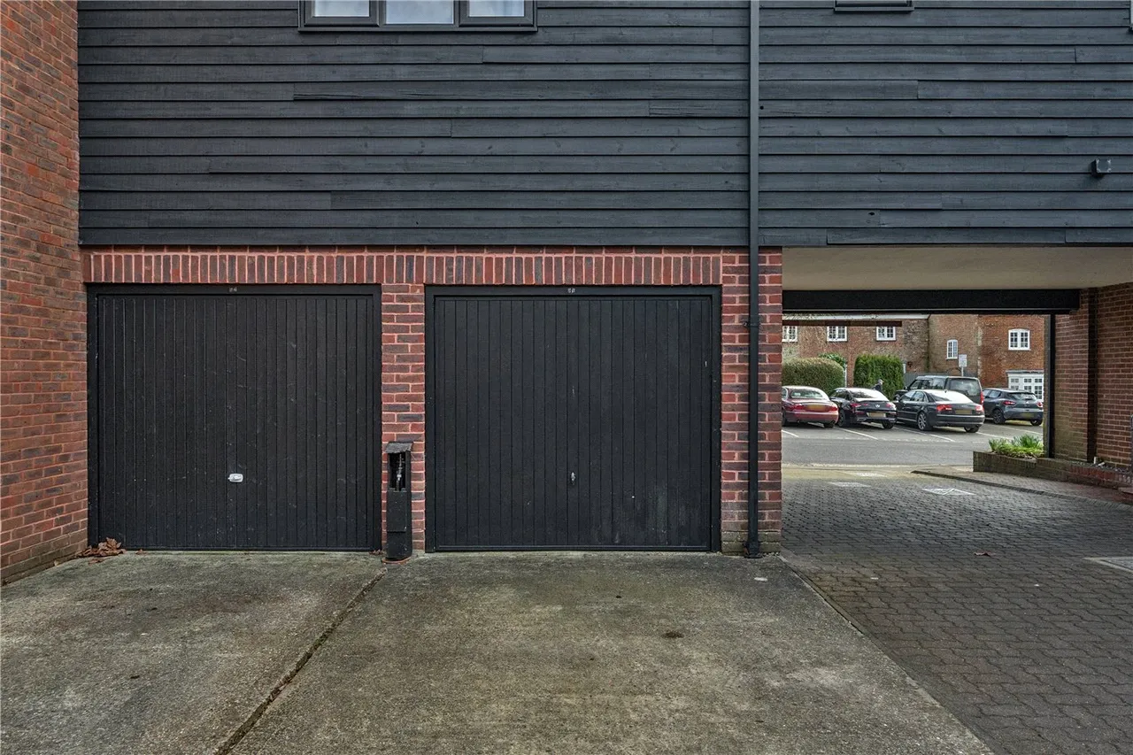West Mead, The Hart, Farnham, Surrey, GU9, photo 10