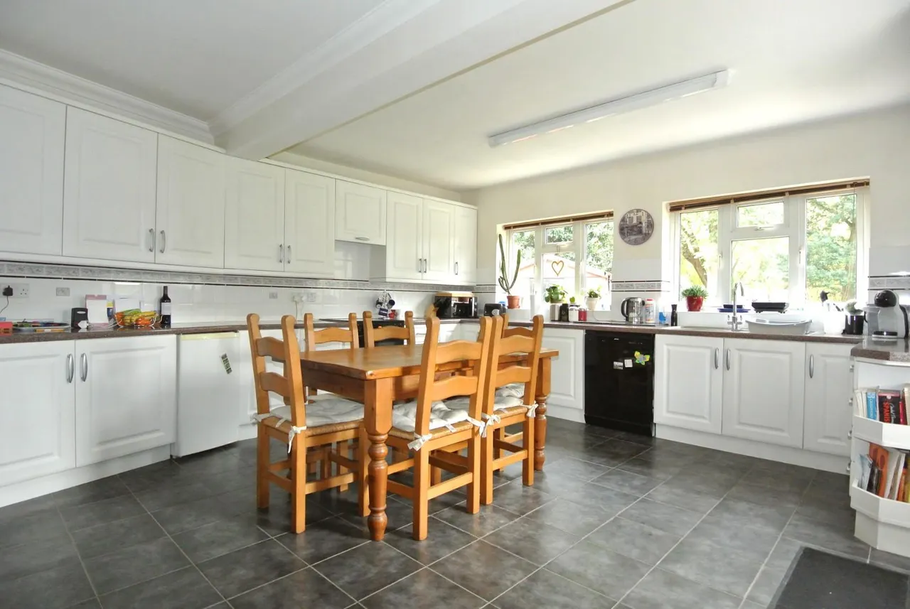 Ashview Gardens, Ashford, Surrey, TW15 3RE, photo 3