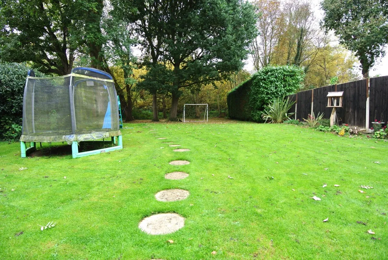 Ashview Gardens, Ashford, Surrey, TW15 3RE, photo 13