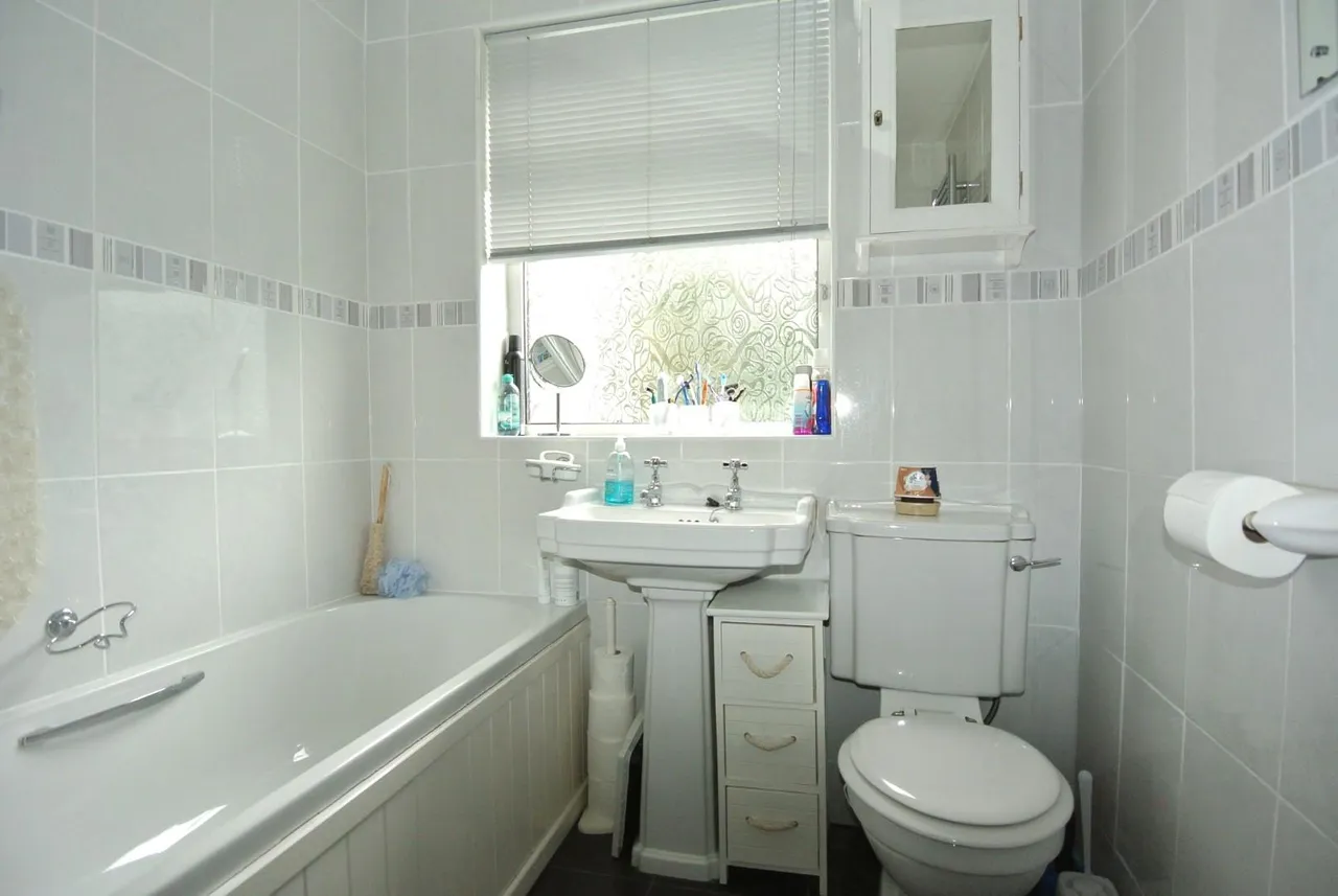 Ashview Gardens, Ashford, Surrey, TW15 3RE, photo 12