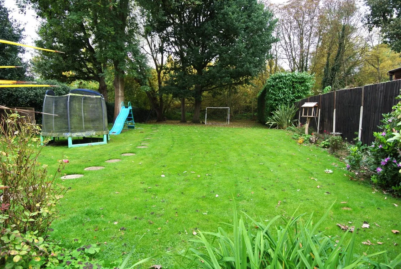 Ashview Gardens, Ashford, Surrey, TW15 3RE, photo 4