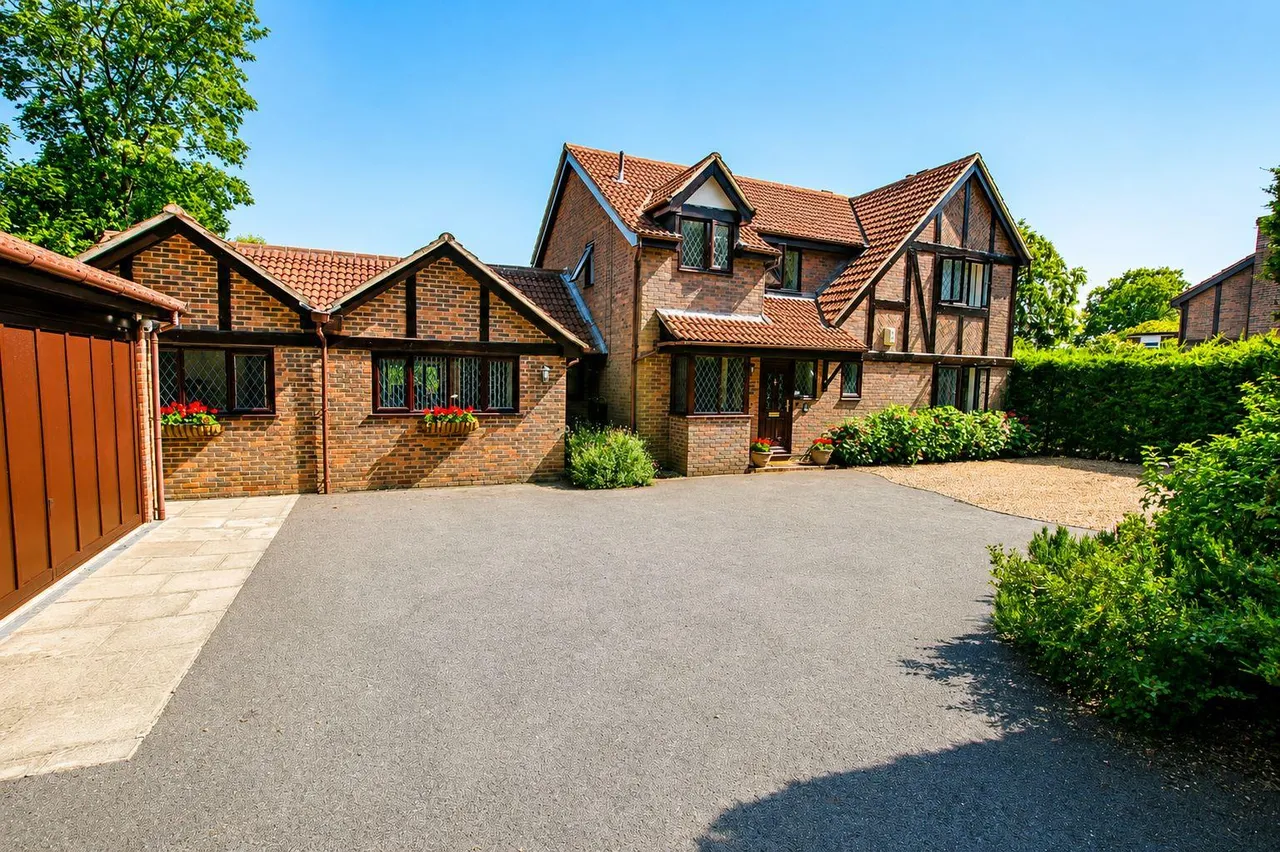 6 bed house for sale — Brook Lane, Sarisbury Green, Southampton