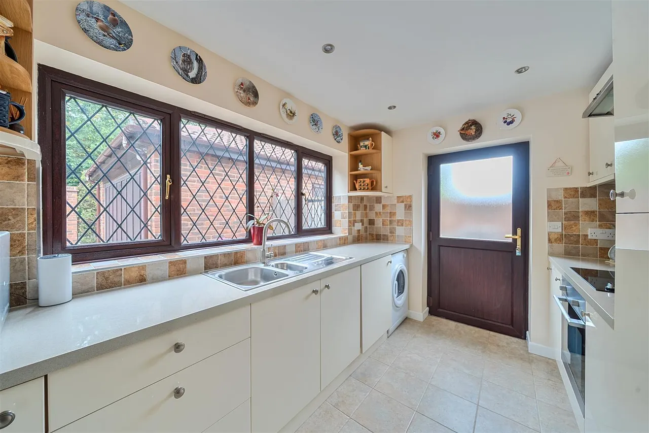 Brook Lane, Sarisbury Green, Southampton, photo 21