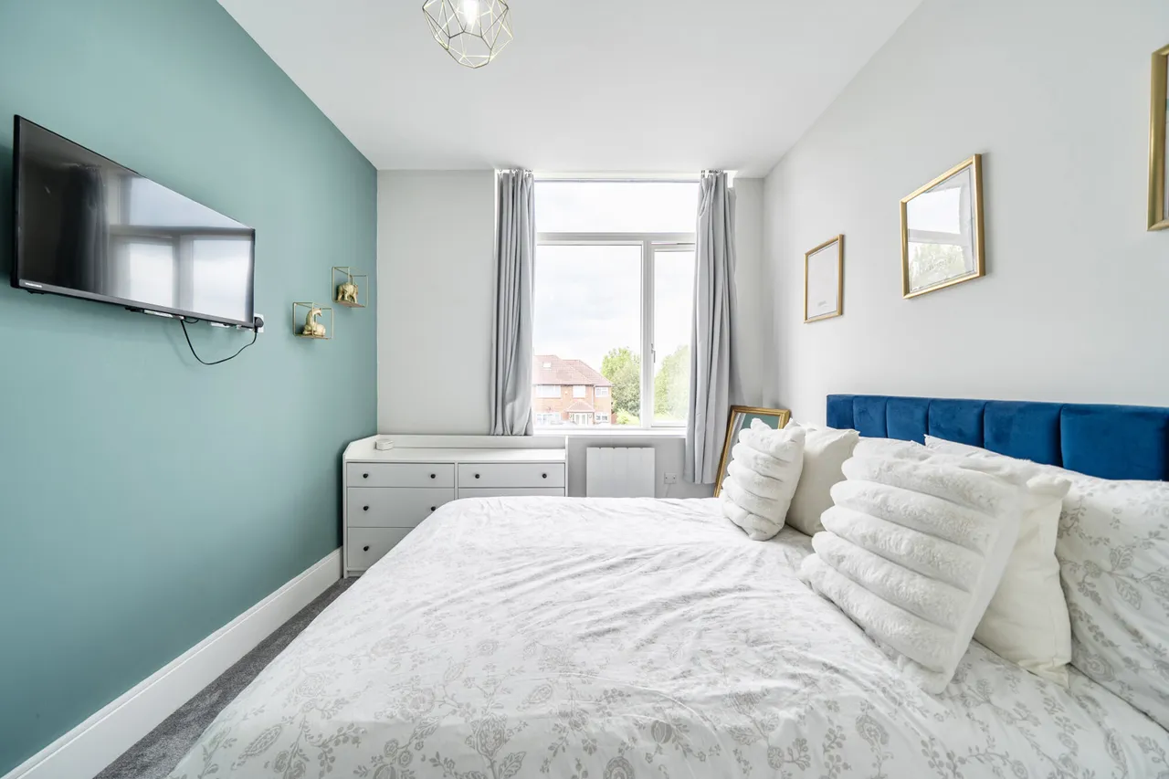 Field End Road, HA4, photo 13
