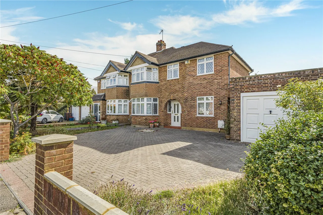 4 bed house for sale, Queens Way, Hanworth Park, TW13