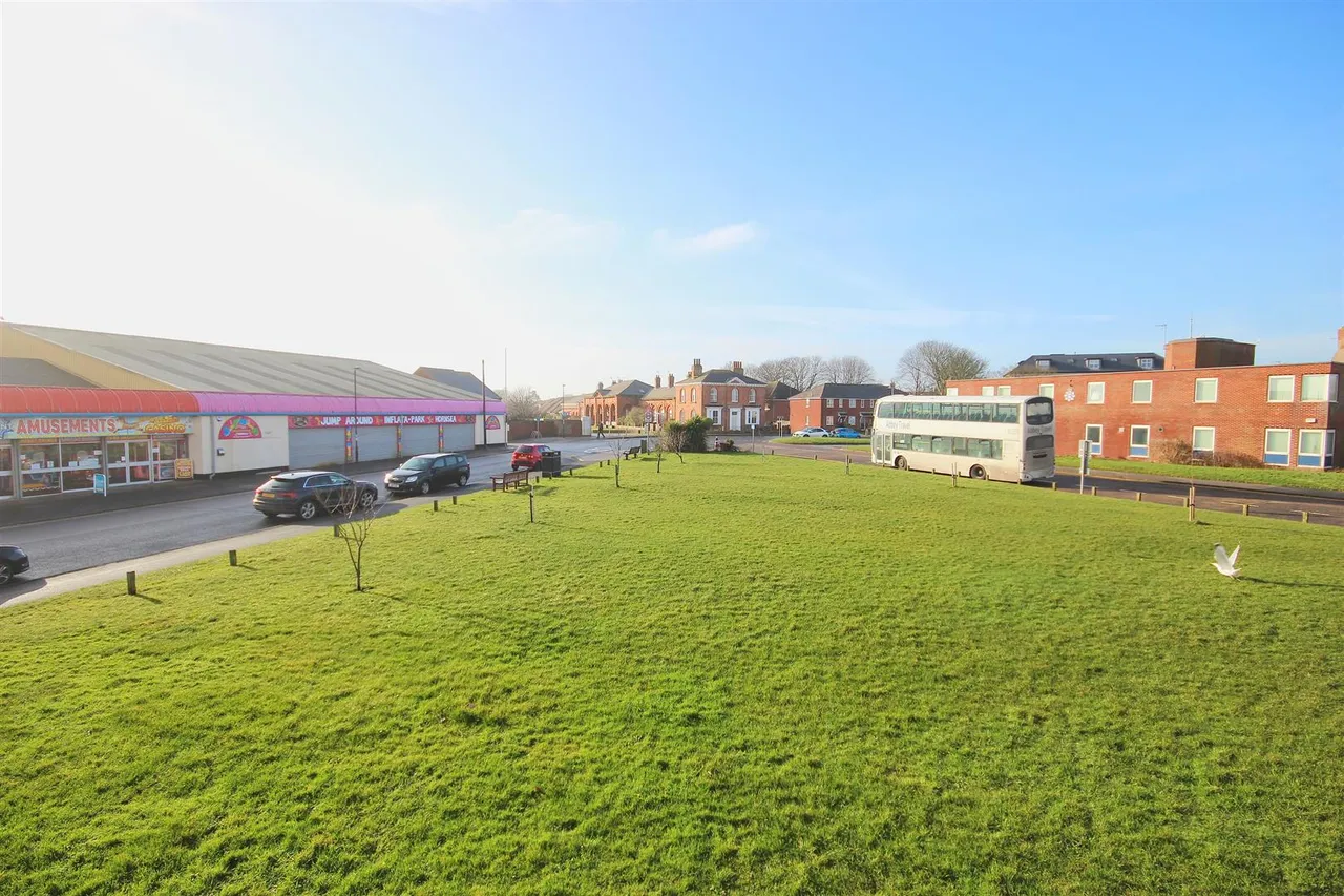 Broadway, Hornsea, photo 9