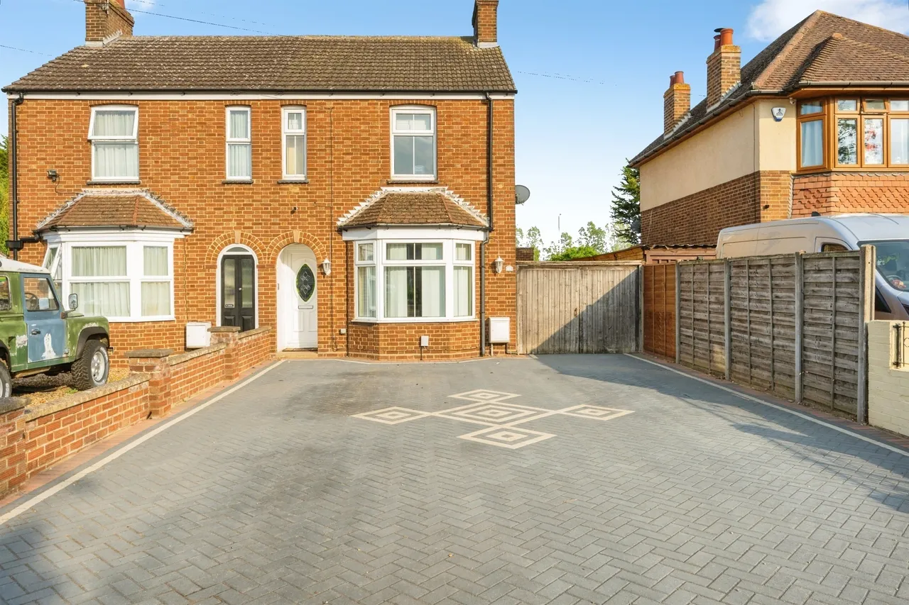 3 bed house for sale — Bedford Road, Wootton, Bedford