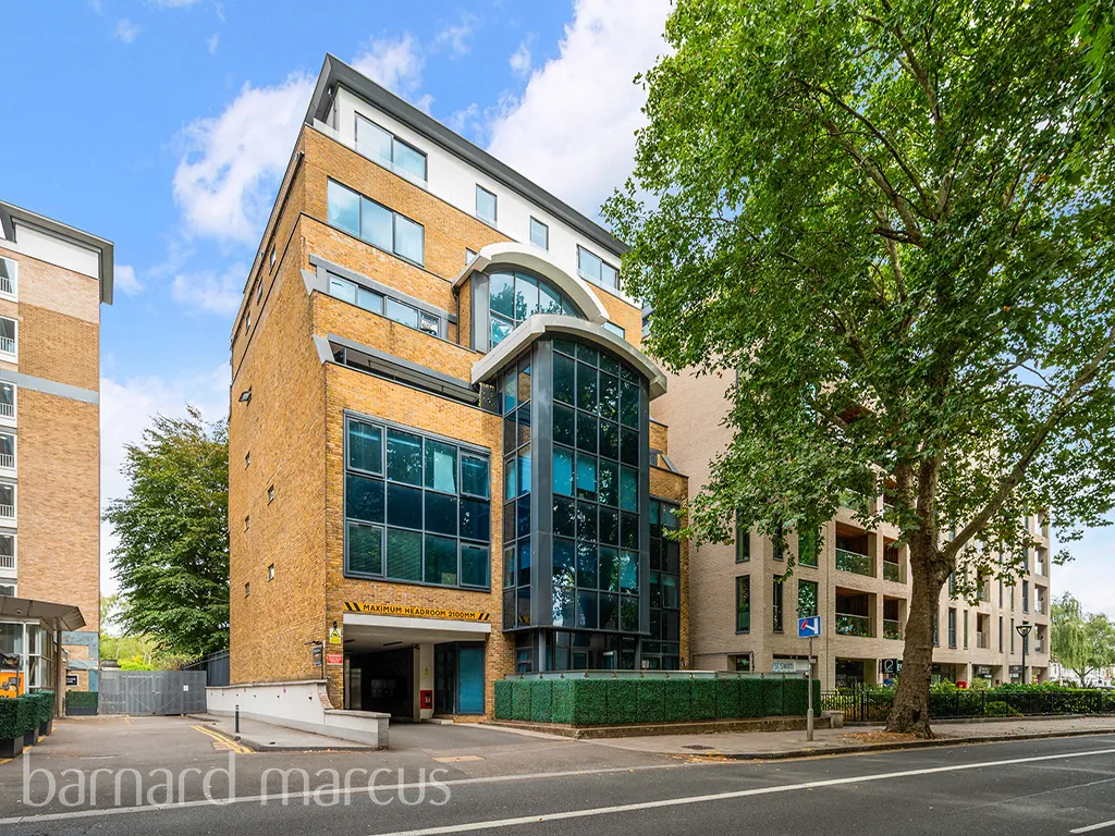 Chiswick High Road, London, photo 8