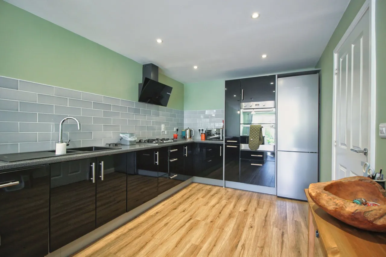 Whittaker Drive, Horley, RH6, photo 4