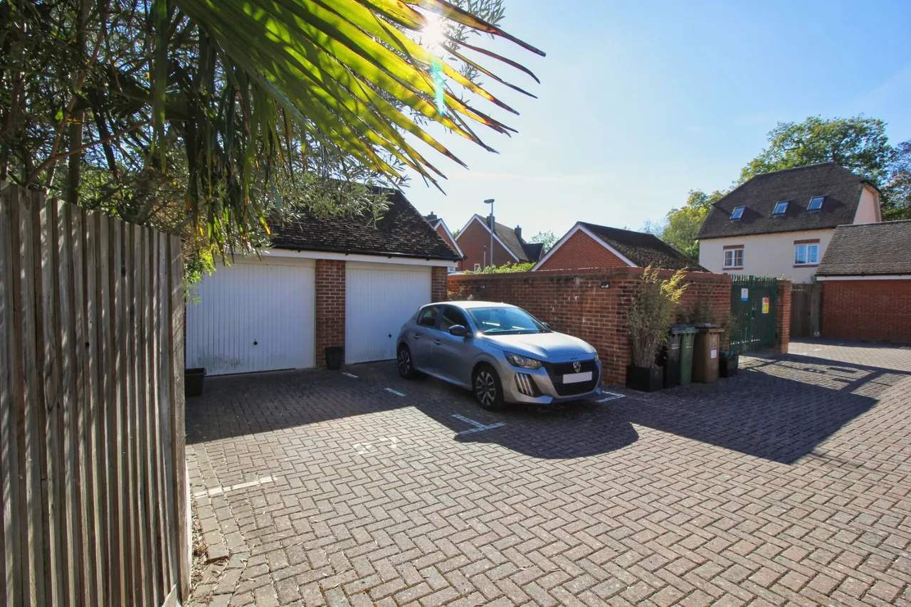 Whittaker Drive, Horley, RH6, photo 19