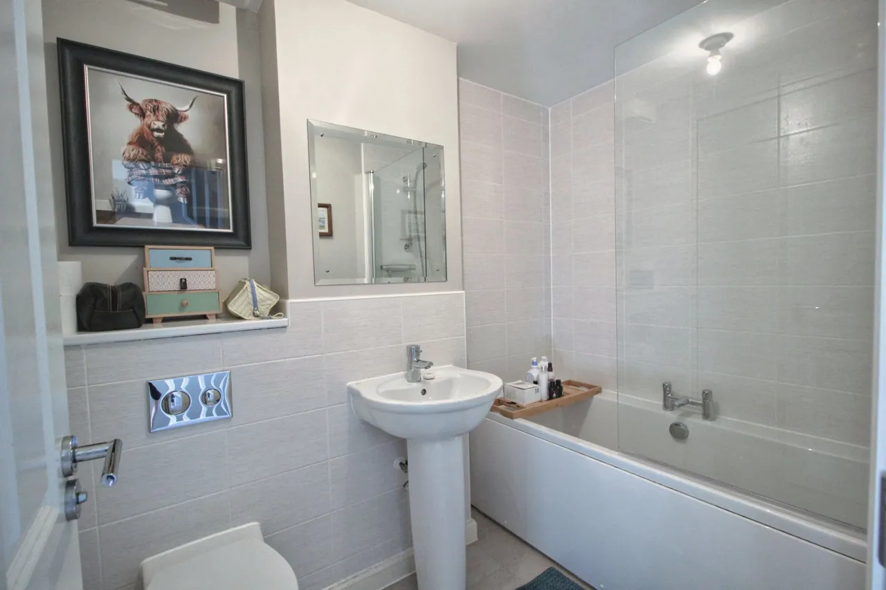 Whittaker Drive, Horley, RH6, photo 15