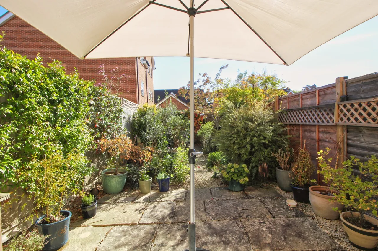 Whittaker Drive, Horley, RH6, photo 13
