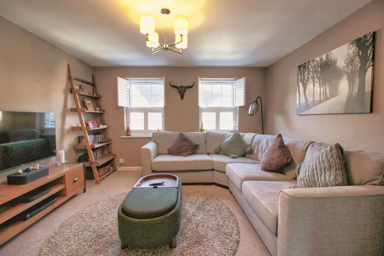 Whittaker Drive, Horley, RH6, photo 2