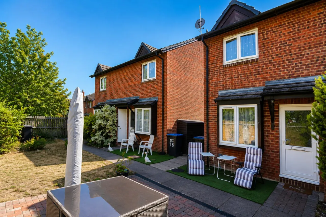 1 bed house for sale — Ploughmans End, WGC