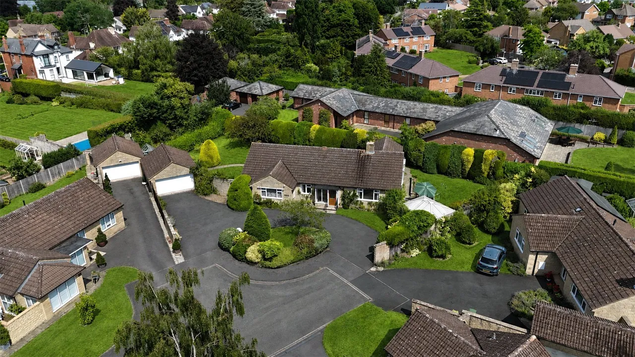 4 bed house for sale, Greenhills Close, Charlton Kings, GL53