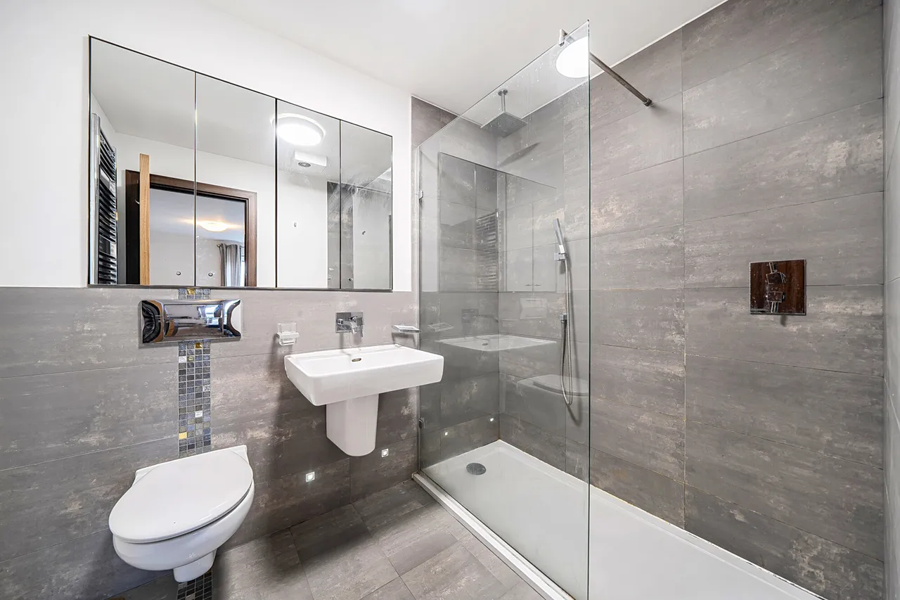 Modern riverside living at its finest!, UB9, photo 7
