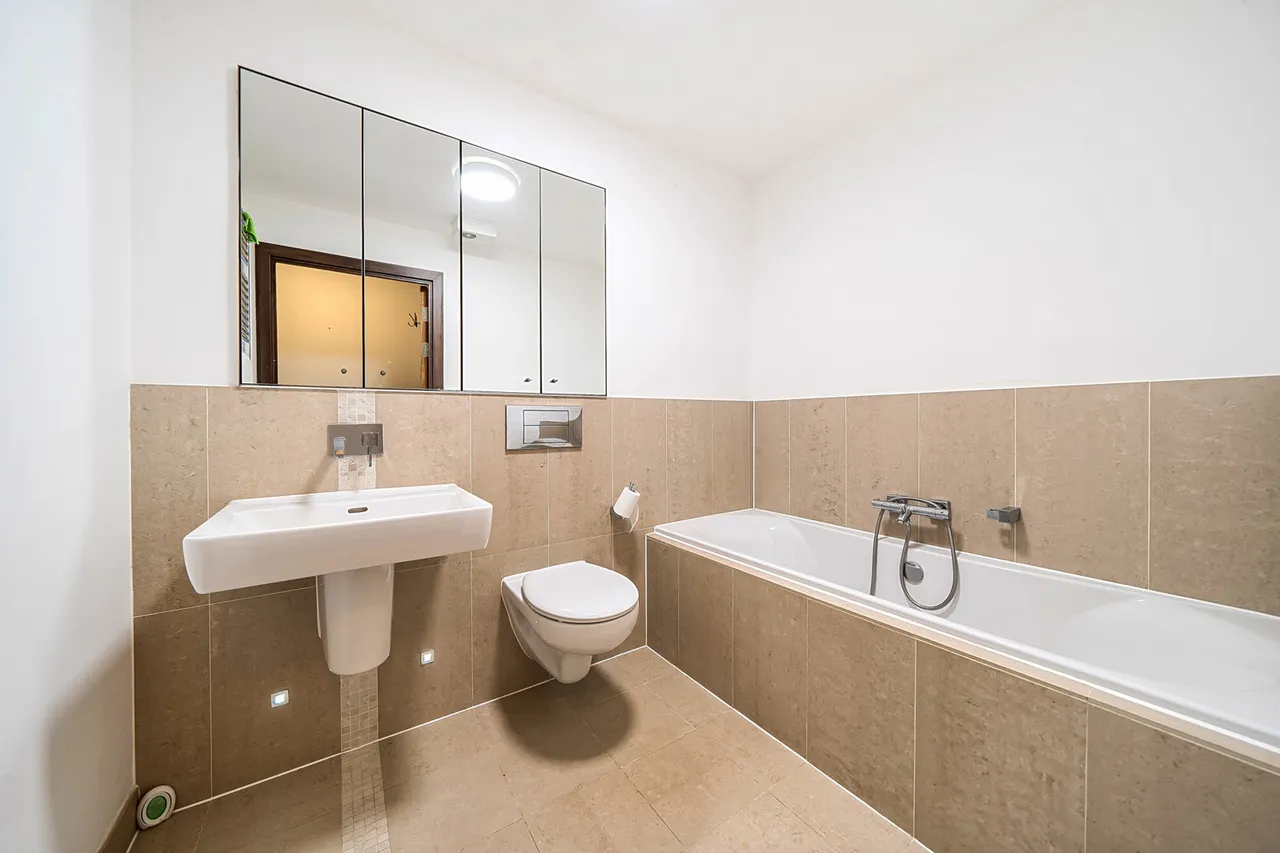 Modern riverside living at its finest!, UB9, photo 9