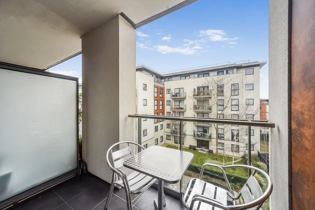 Pump House Crescent, Brentford, TW8, photo 8