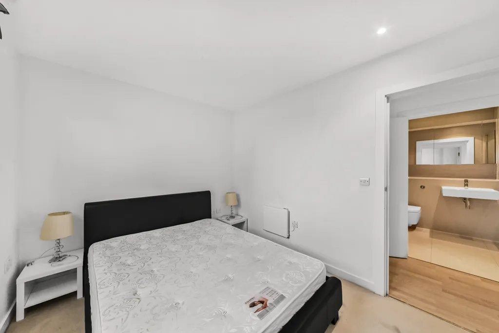 Pump House Crescent, Brentford, TW8, photo 13