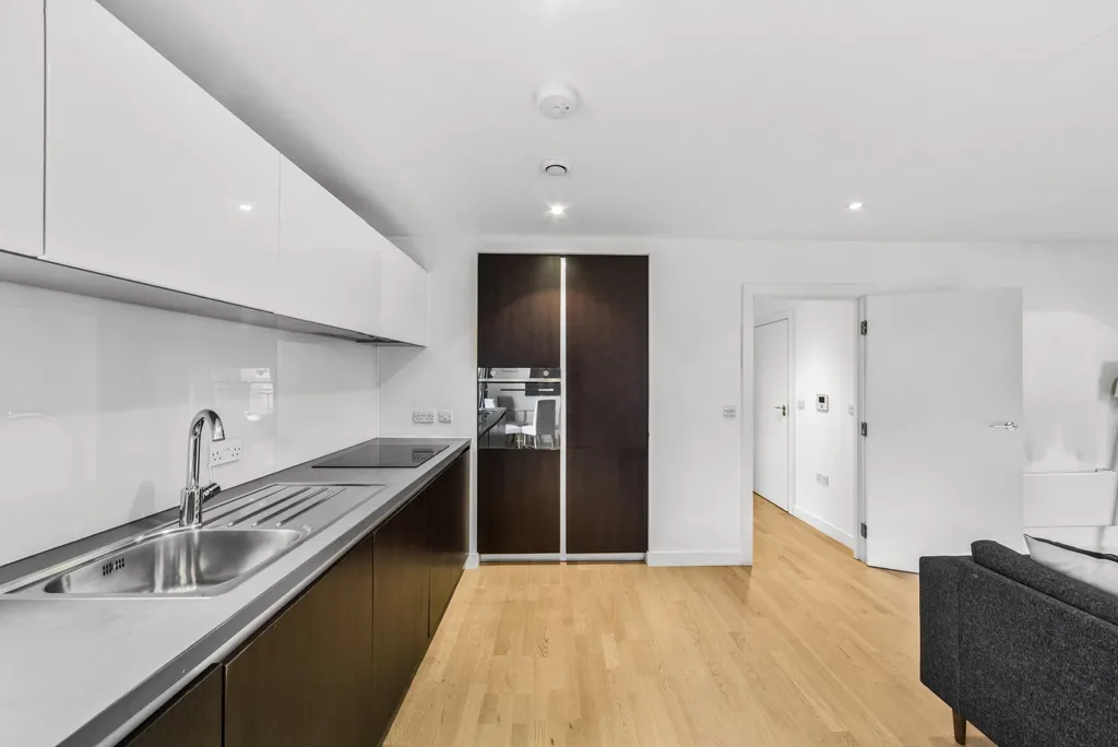 Pump House Crescent, Brentford, TW8, photo 11