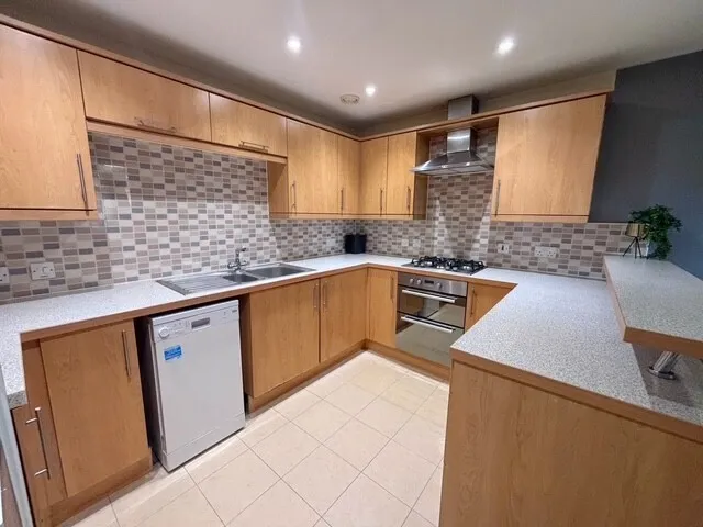 BRUNEL CRESCENT, photo 3