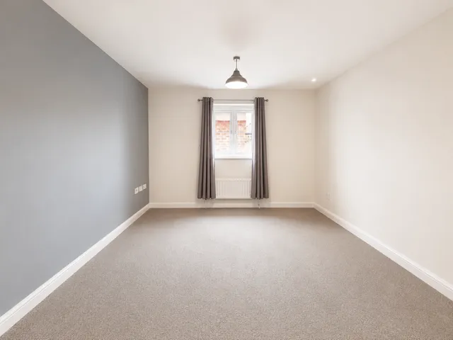 BRUNEL CRESCENT, photo 2