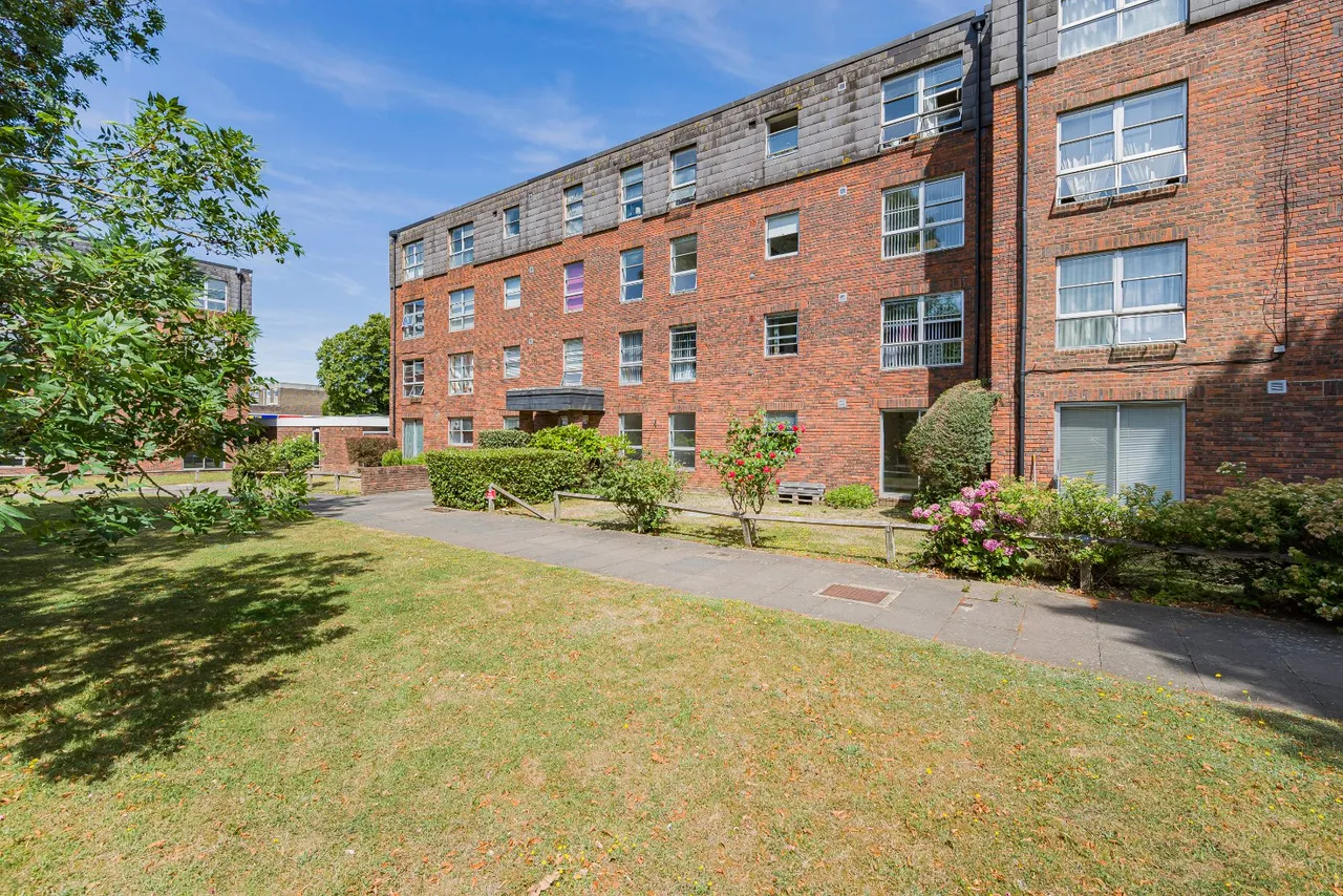 2 bed flat for sale, Marlowe Gardens, Eltham