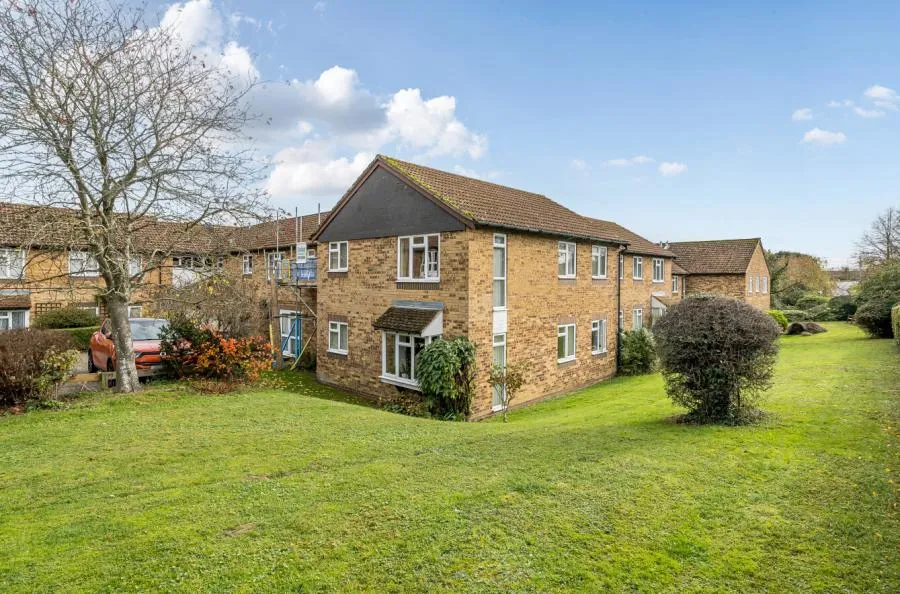 2 bed flat for sale, Larks Meade, Earley, RG6