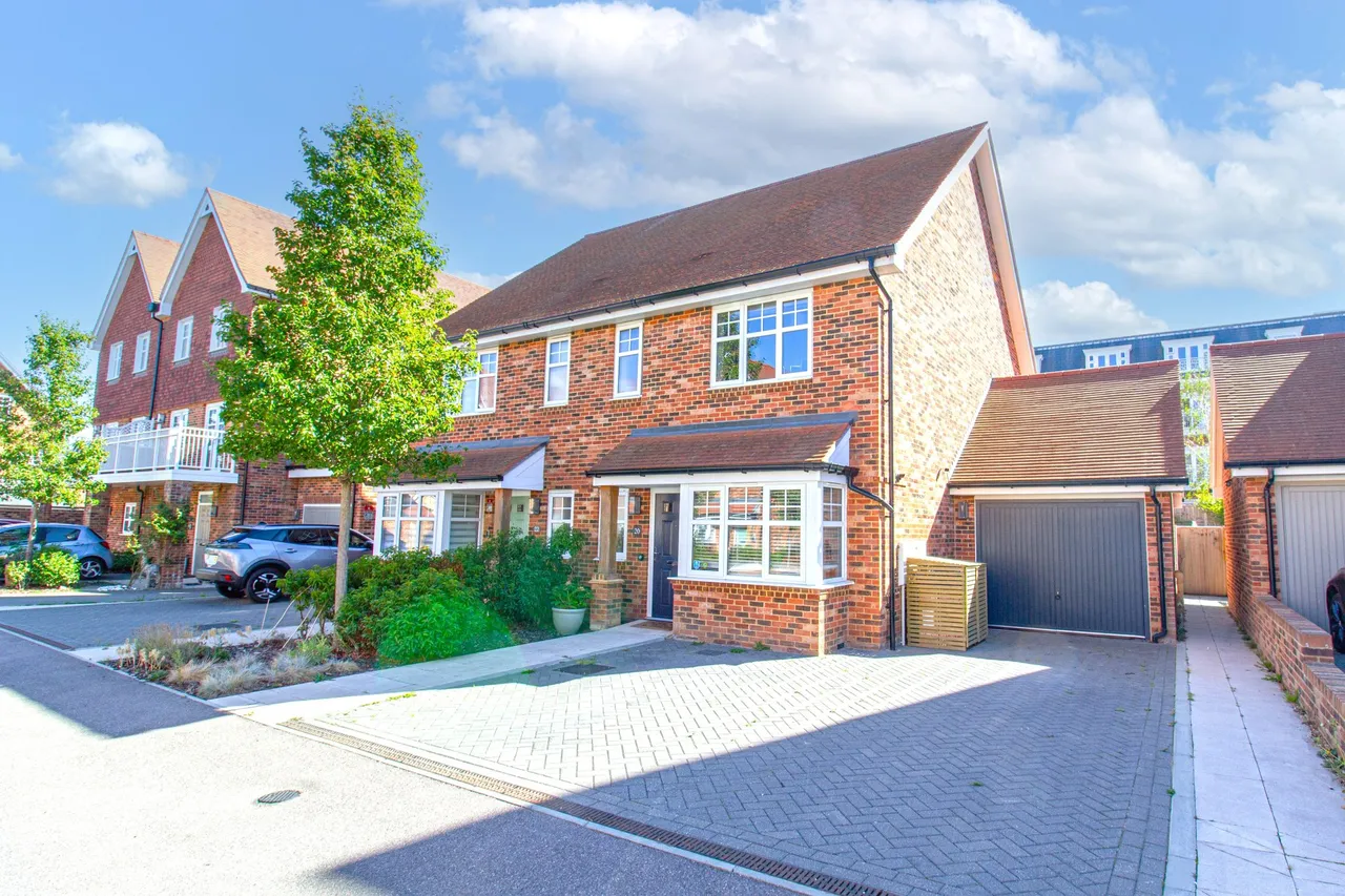 3 bed house for sale, Red Cedar Avenue, Fleet, GU51