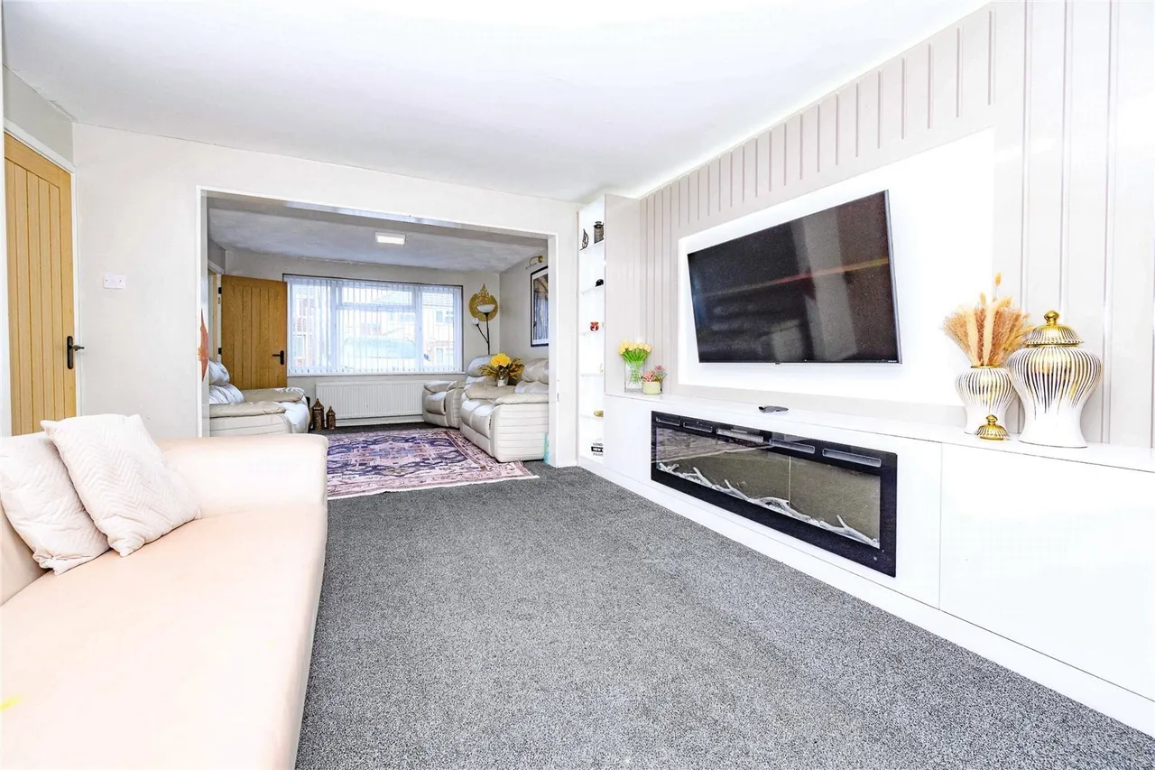 Charlwood Road, Luton, Bedfordshire, LU4, photo 3