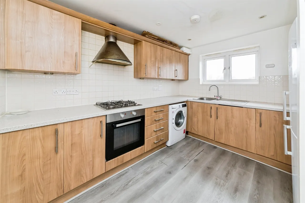 2 bed flat for sale — Rathlin Road, Crawley